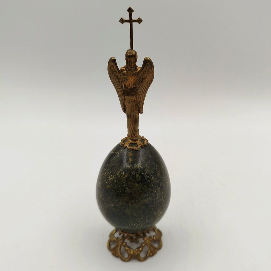 Яйцо пасхальное со скульптурной композицией в виде ангела  (сувенир настольный)