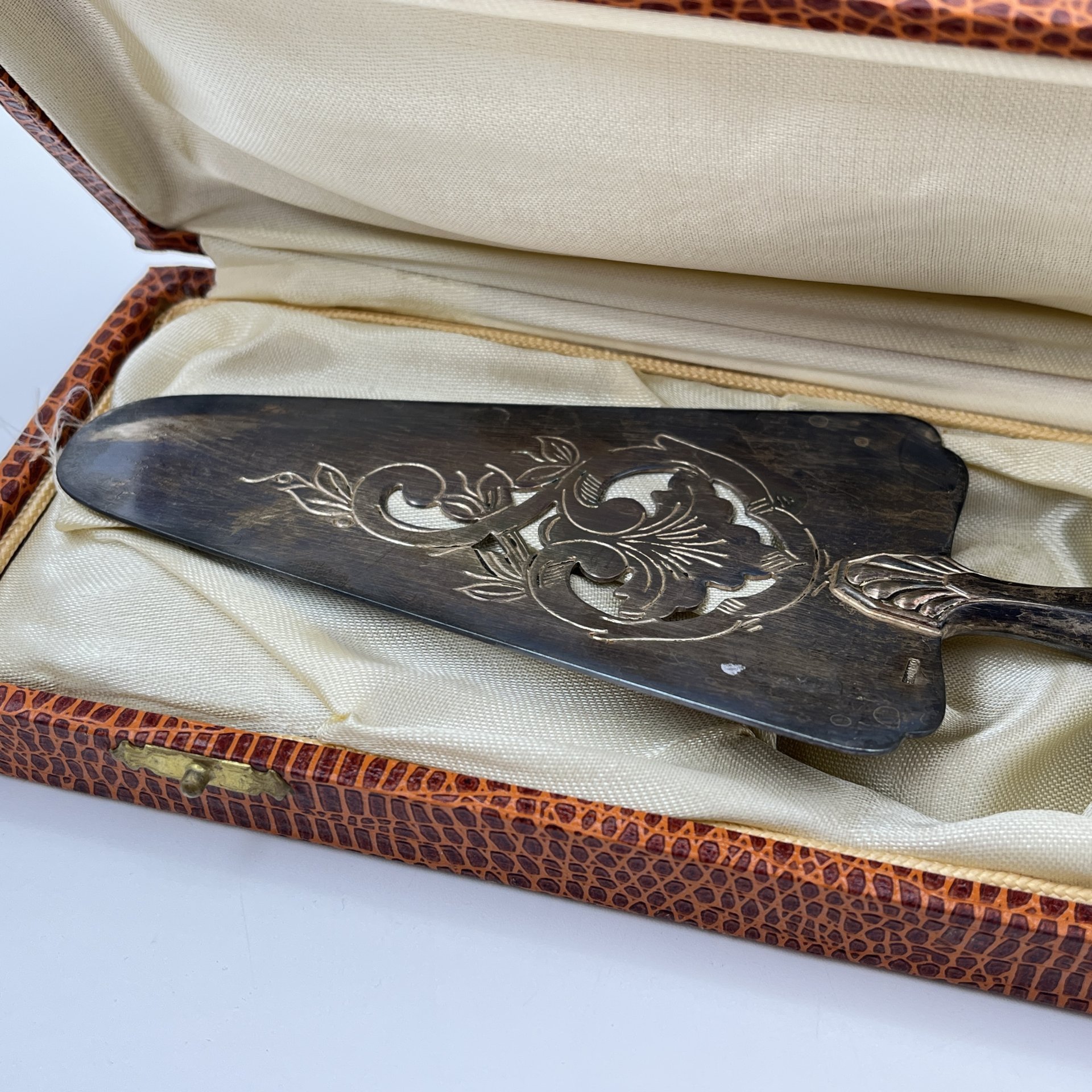 Сервировочная лопатка для торта в кофре