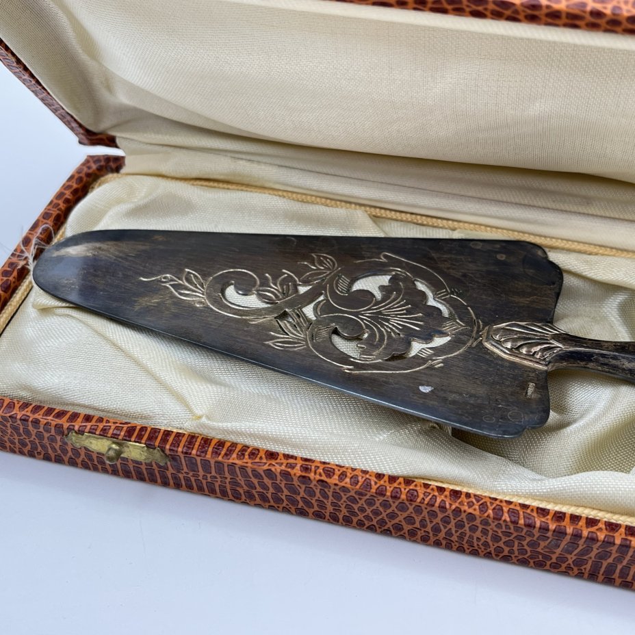 Сервировочная лопатка для торта в кофре