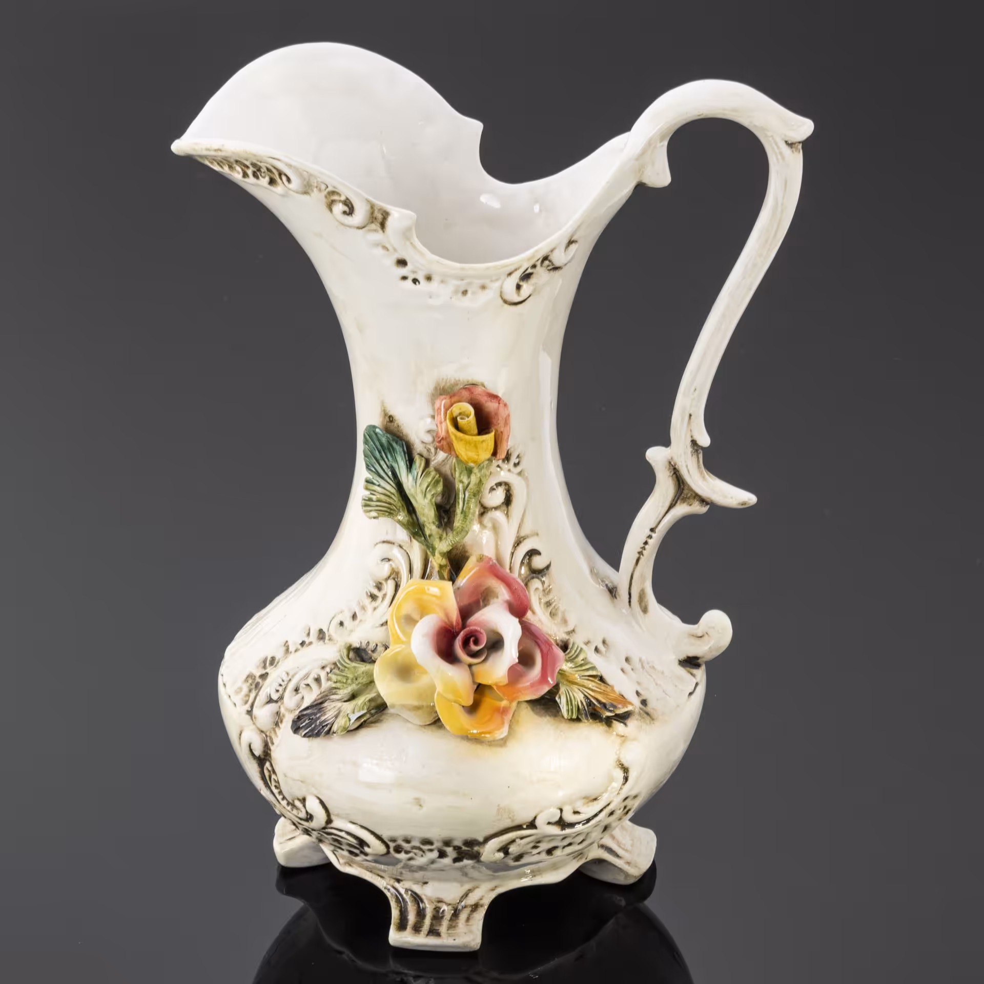 Кувшин с лепным цветочным декором, Capodimonte (Каподимонте)
