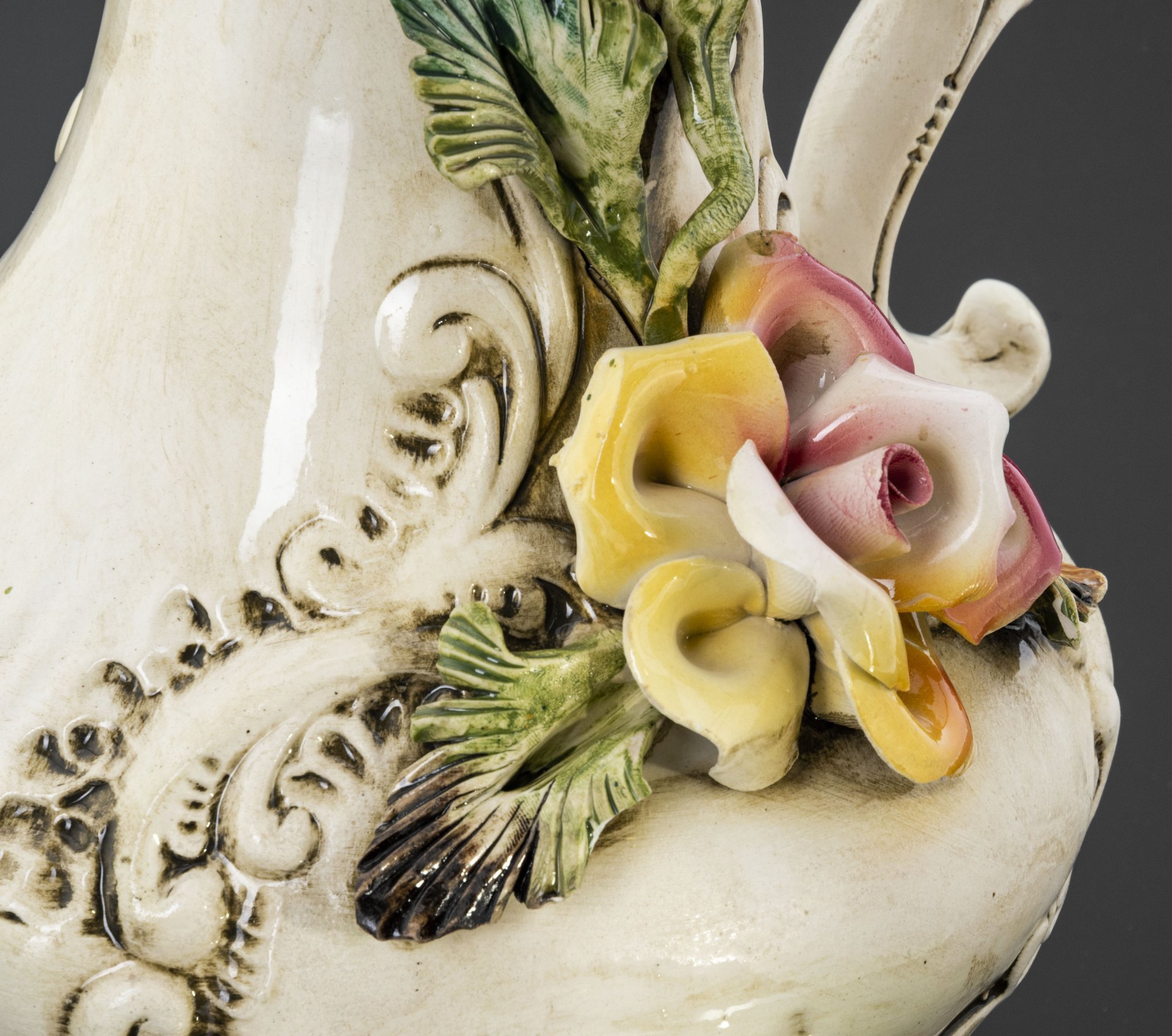 Кувшин с лепным цветочным декором, Capodimonte (Каподимонте)