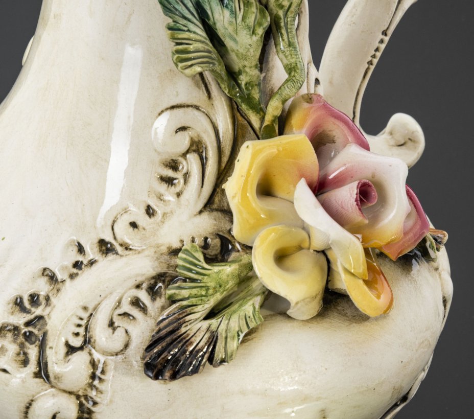 Кувшин с лепным цветочным декором, Capodimonte (Каподимонте)