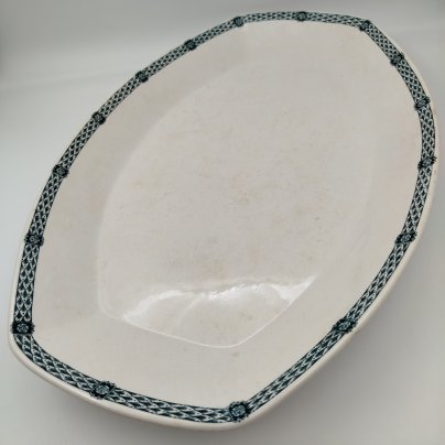 Блюдо с орнаментом вдоль борта, фаянс, деколь, Товарищество М.С. Кузнецова в Дрейлингсбуше (K.P.M. Dreylingsbusch), Российская империя, 1889-1918 гг.