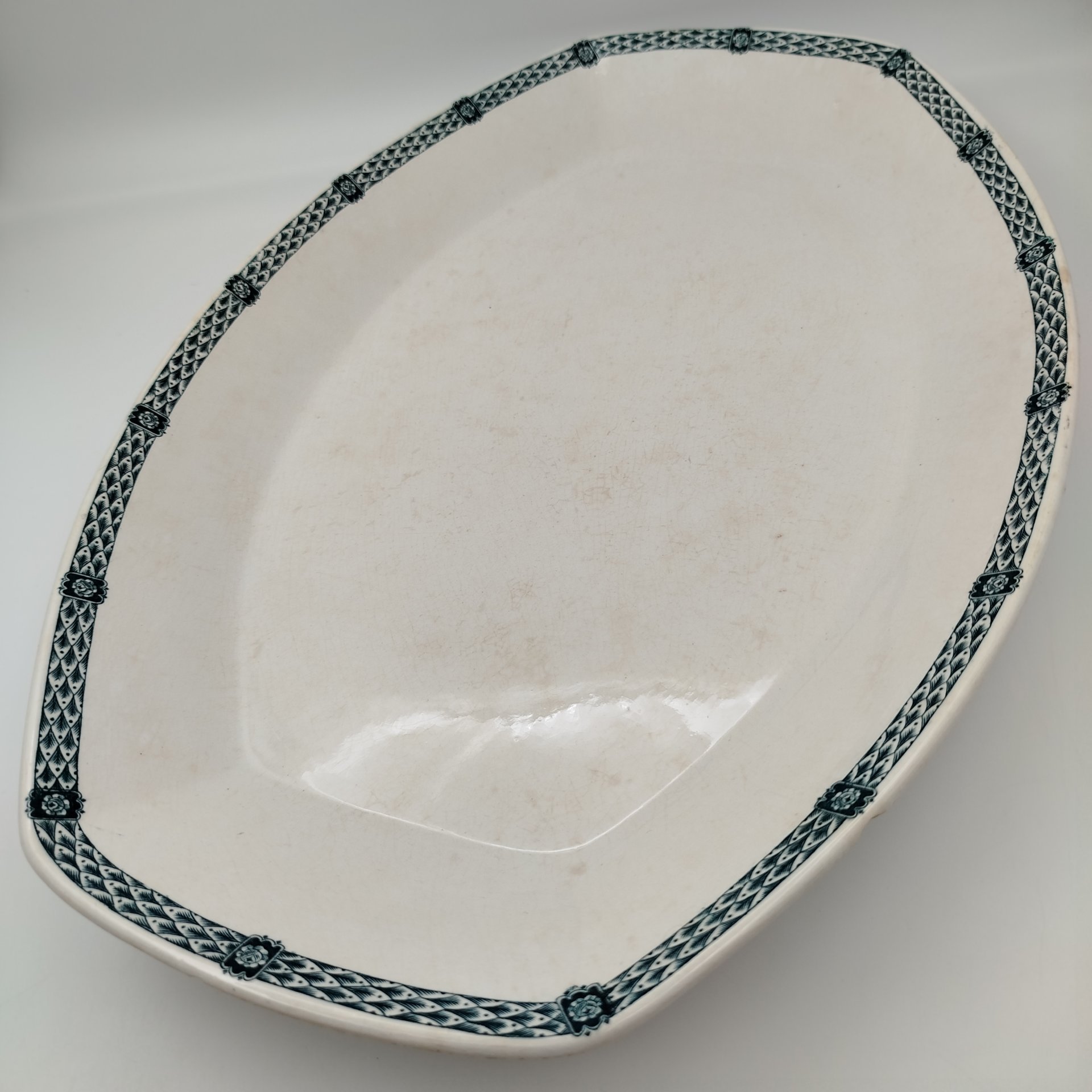 Блюдо с орнаментом вдоль борта, фаянс, деколь, Товарищество М.С. Кузнецова в Дрейлингсбуше (K.P.M. Dreylingsbusch), Российская империя, 1889-1918 гг.
