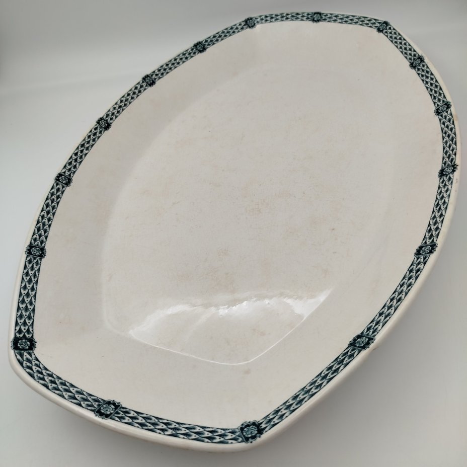 Блюдо с орнаментом вдоль борта, фаянс, деколь, Товарищество М.С. Кузнецова в Дрейлингсбуше (K.P.M. Dreylingsbusch), Российская империя, 1889-1918 гг.