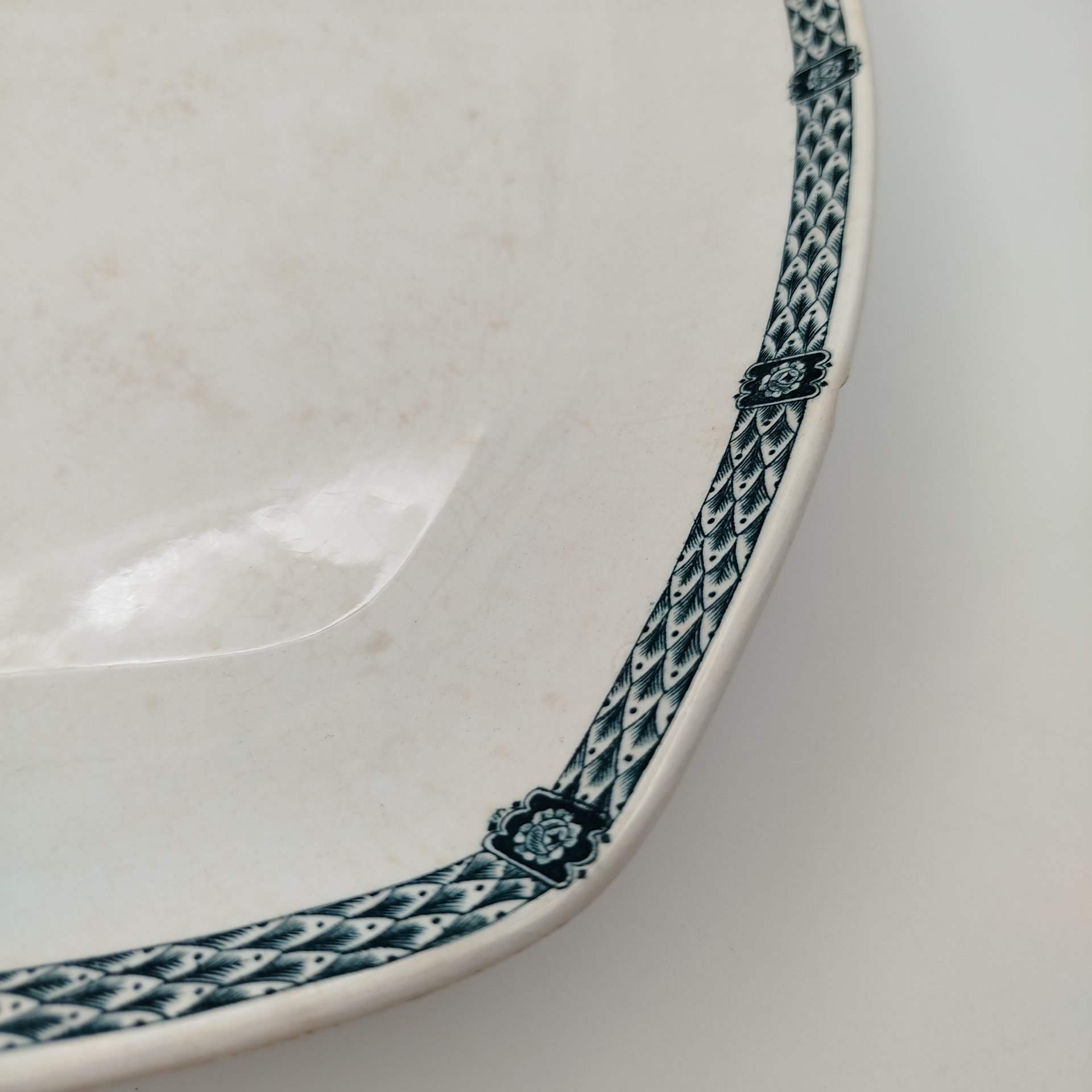 Блюдо с орнаментом вдоль борта, фаянс, деколь, Товарищество М.С. Кузнецова в Дрейлингсбуше (K.P.M. Dreylingsbusch), Российская империя, 1889-1918 гг.