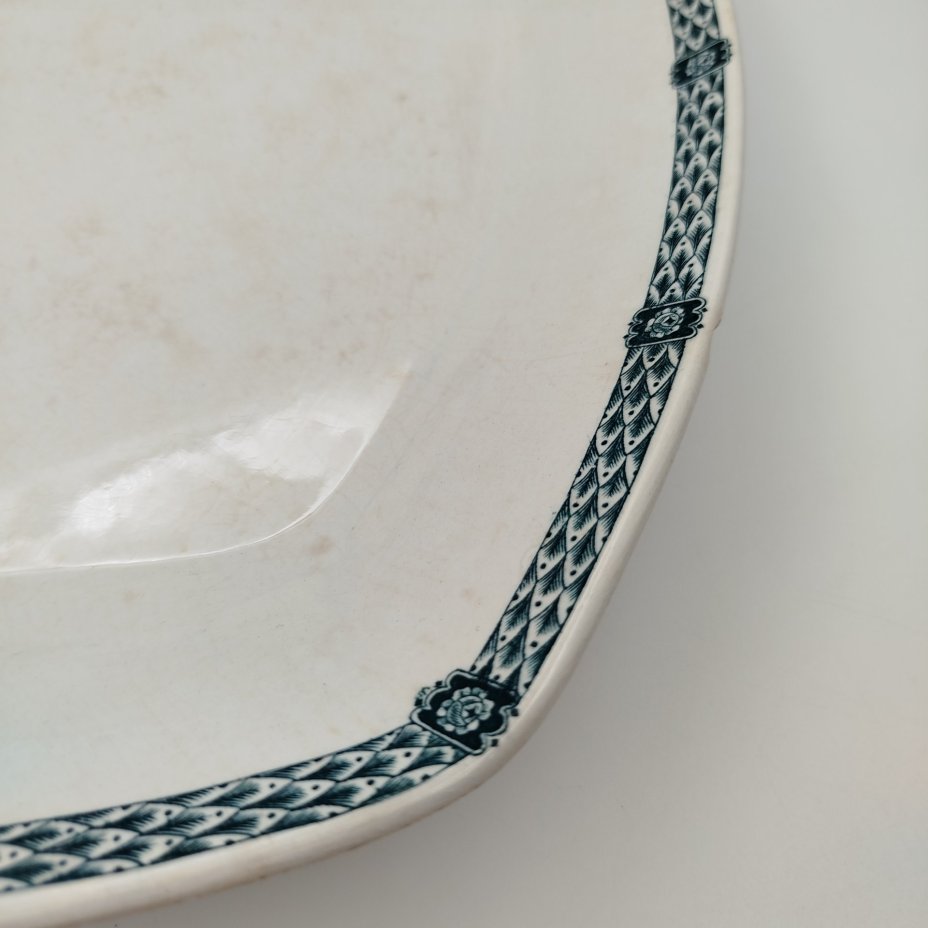 Блюдо с орнаментом вдоль борта, фаянс, деколь, Товарищество М.С. Кузнецова в Дрейлингсбуше (K.P.M. Dreylingsbusch), Российская империя, 1889-1918 гг.