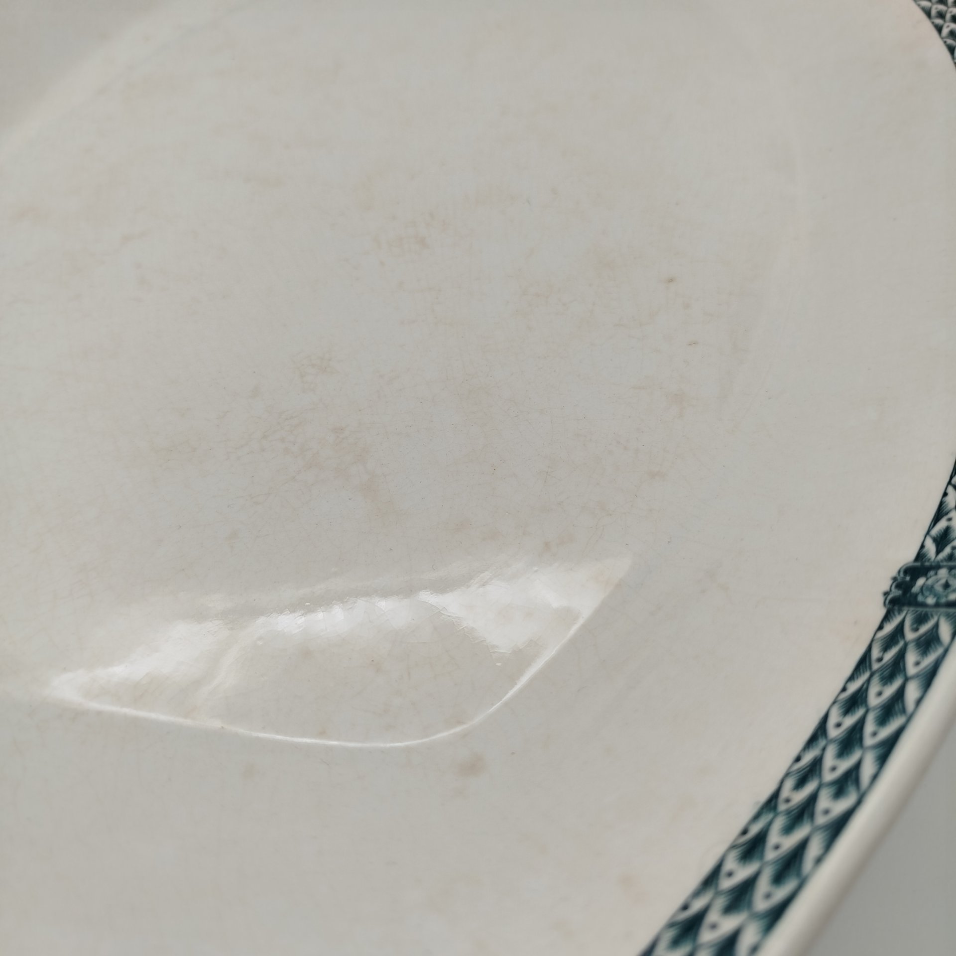 Блюдо с орнаментом вдоль борта, фаянс, деколь, Товарищество М.С. Кузнецова в Дрейлингсбуше (K.P.M. Dreylingsbusch), Российская империя, 1889-1918 гг.