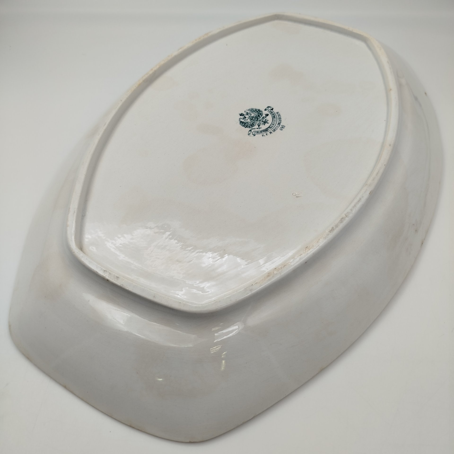 Блюдо с орнаментом вдоль борта, фаянс, деколь, Товарищество М.С. Кузнецова в Дрейлингсбуше (K.P.M. Dreylingsbusch), Российская империя, 1889-1918 гг.