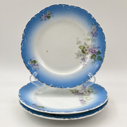 Набор из трех десертных (пирожковых) тарелок с голубыми бортиками и декором в виде сирени