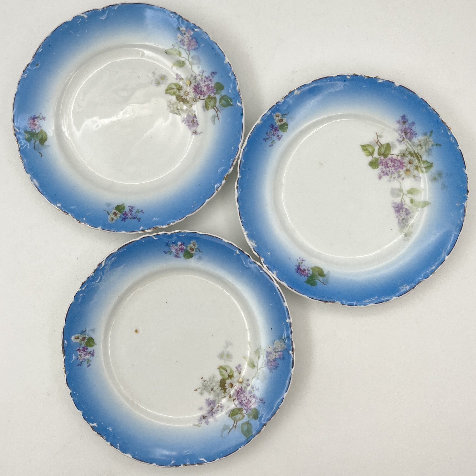 Набор из трех десертных (пирожковых) тарелок с голубыми бортиками и декором в виде сирени