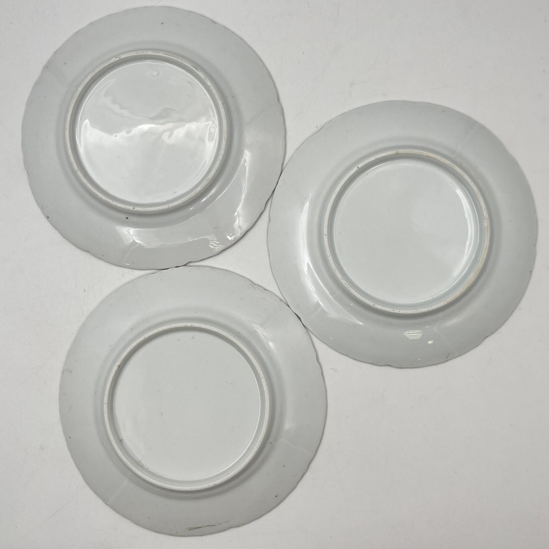 Набор из трех десертных (пирожковых) тарелок с голубыми бортиками и декором в виде сирени