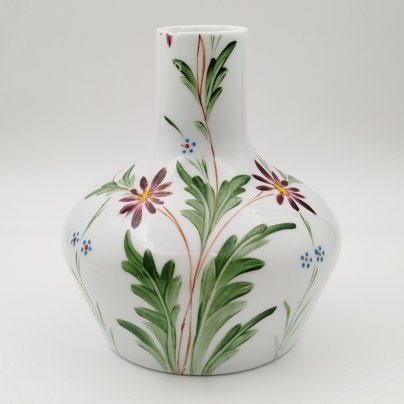 Ваза с широким туловом и растительным декором, стекло, молочное, роспись, Западная Европа, 1900-1950 гг.