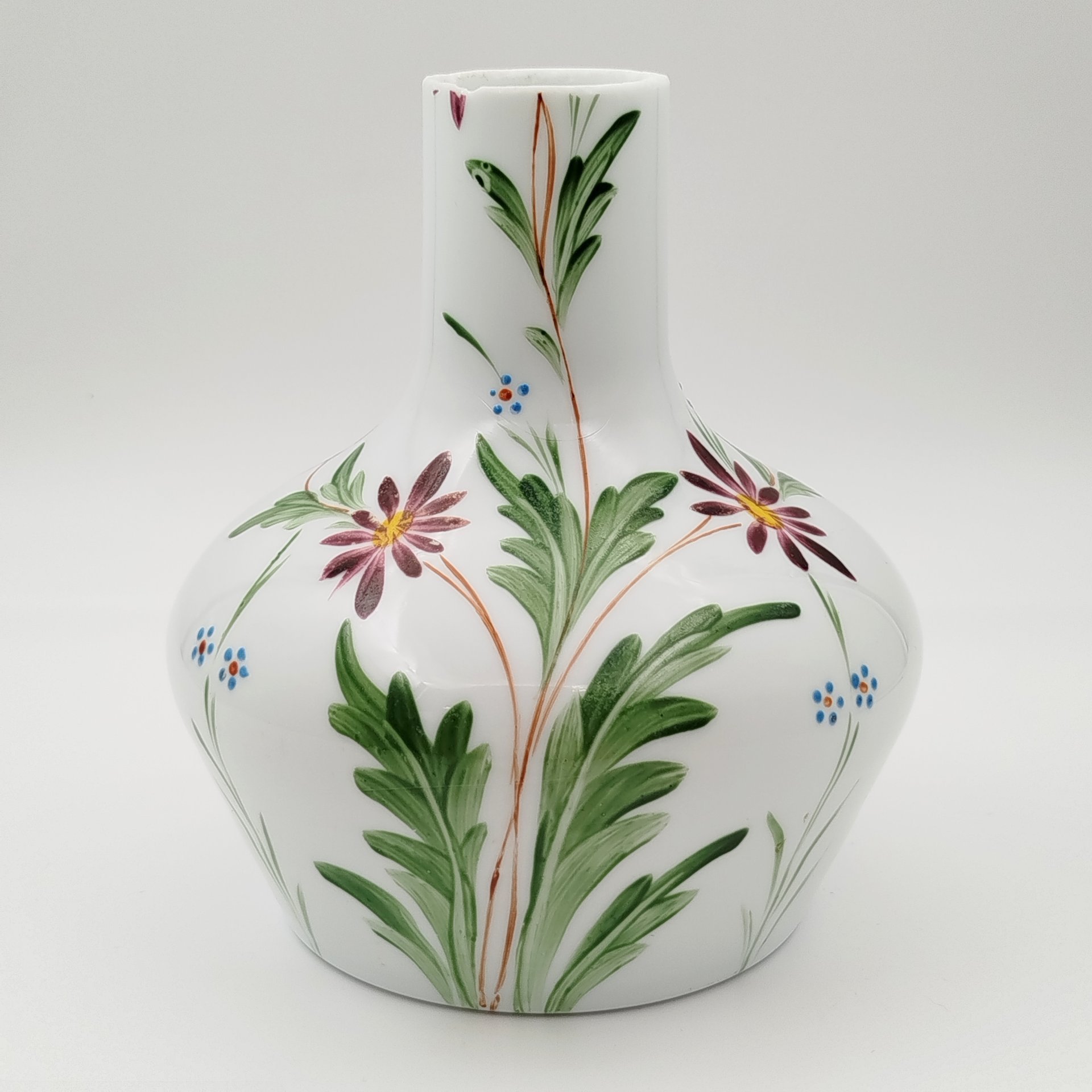 Ваза с широким туловом и растительным декором, стекло, молочное, роспись, Западная Европа, 1900-1950 гг.