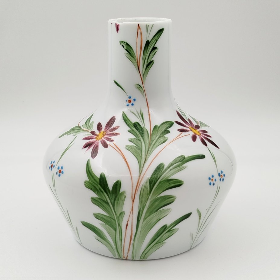 Ваза с широким туловом и растительным декором, стекло, молочное, роспись, Западная Европа, 1900-1950 гг.