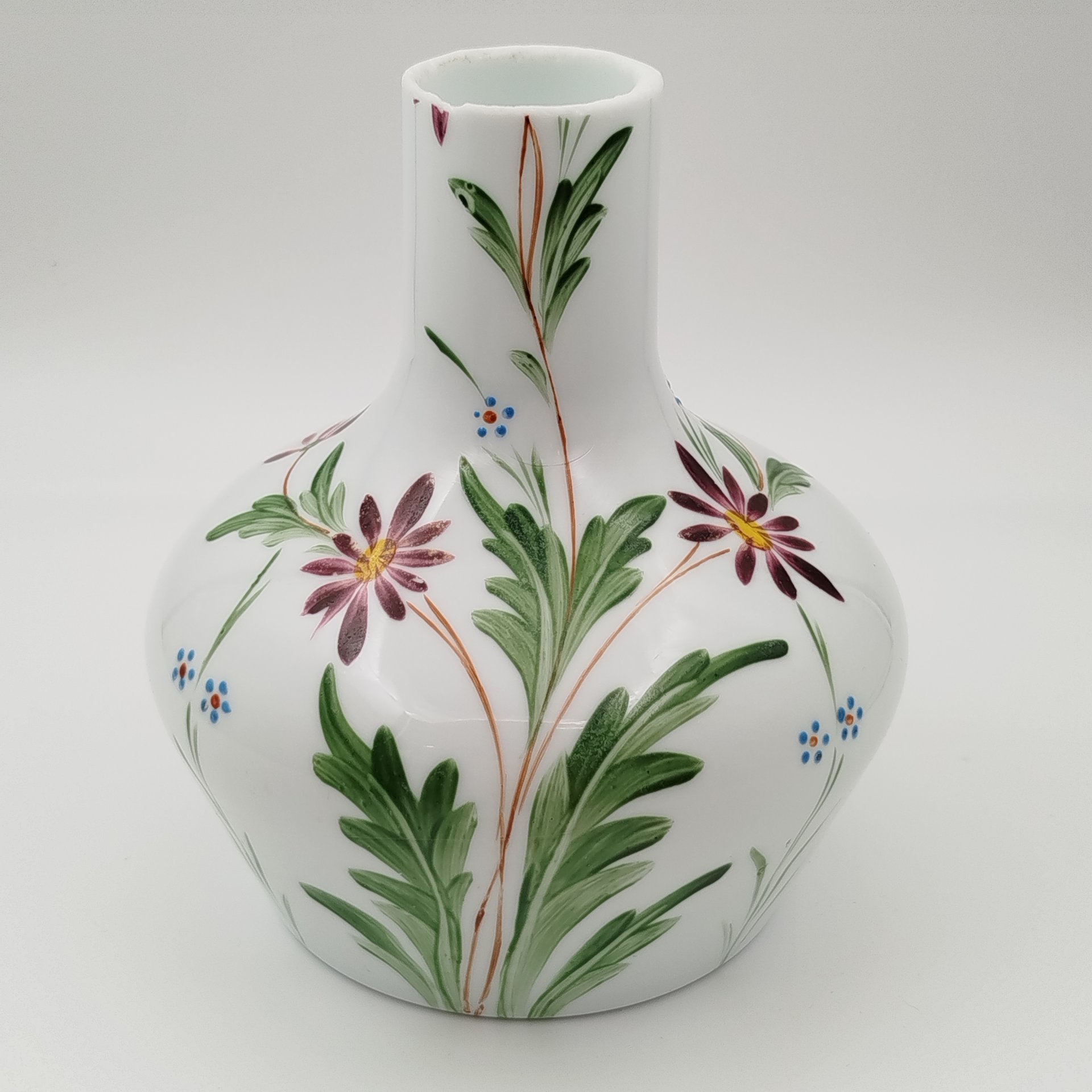 Ваза с широким туловом и растительным декором, стекло, молочное, роспись, Западная Европа, 1900-1950 гг.