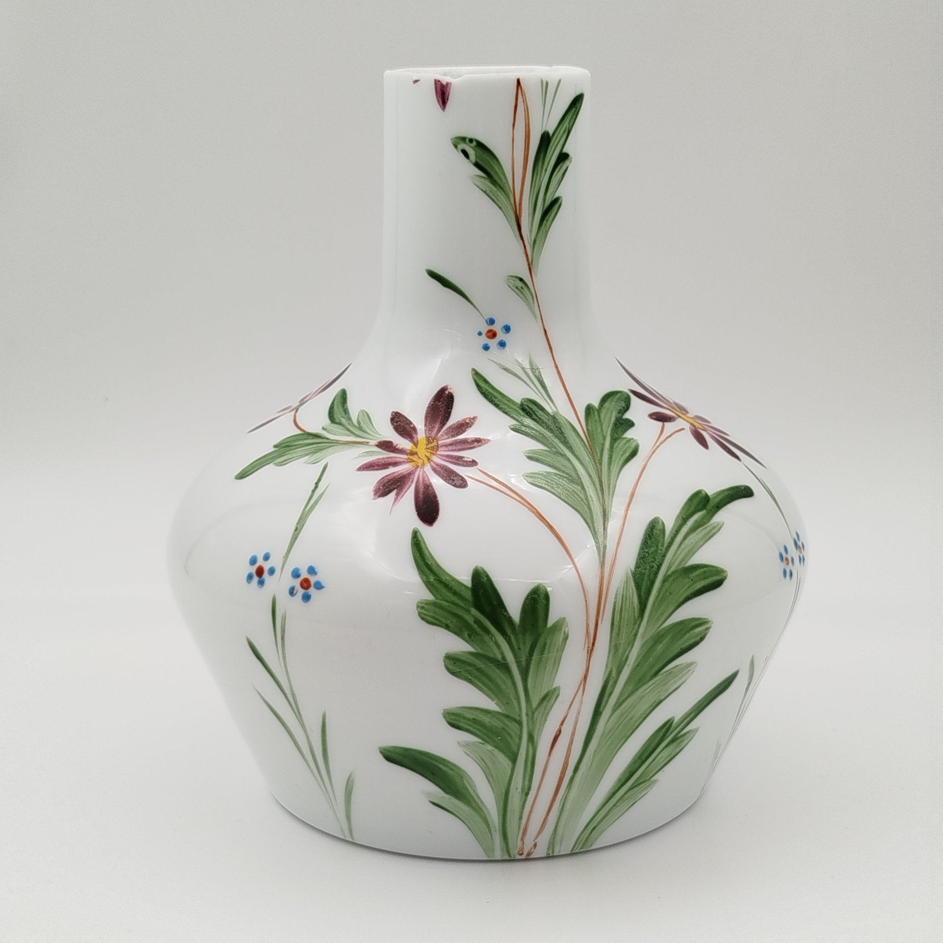 Ваза с широким туловом и растительным декором, стекло, молочное, роспись, Западная Европа, 1900-1950 гг.