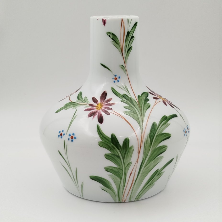 Ваза с широким туловом и растительным декором