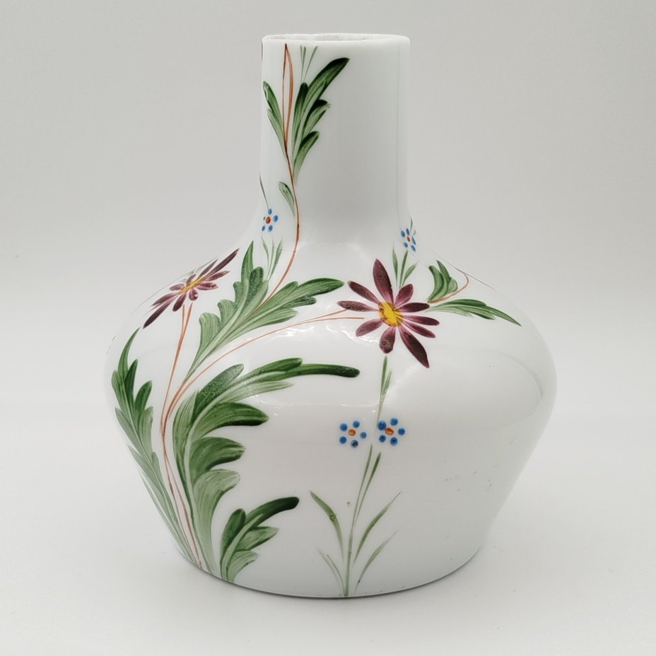 Ваза с широким туловом и растительным декором