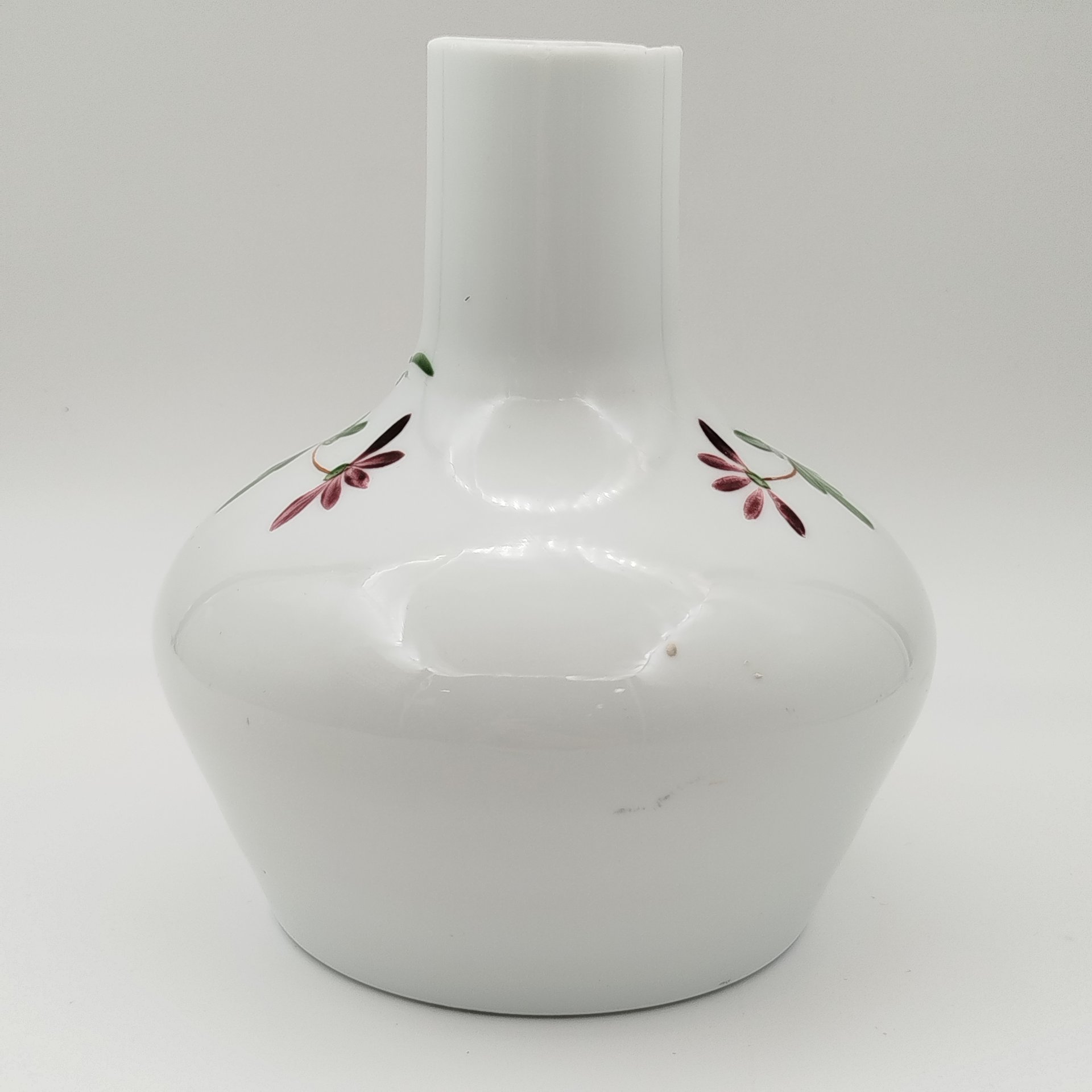 Ваза с широким туловом и растительным декором, стекло, молочное, роспись, Западная Европа, 1900-1950 гг.