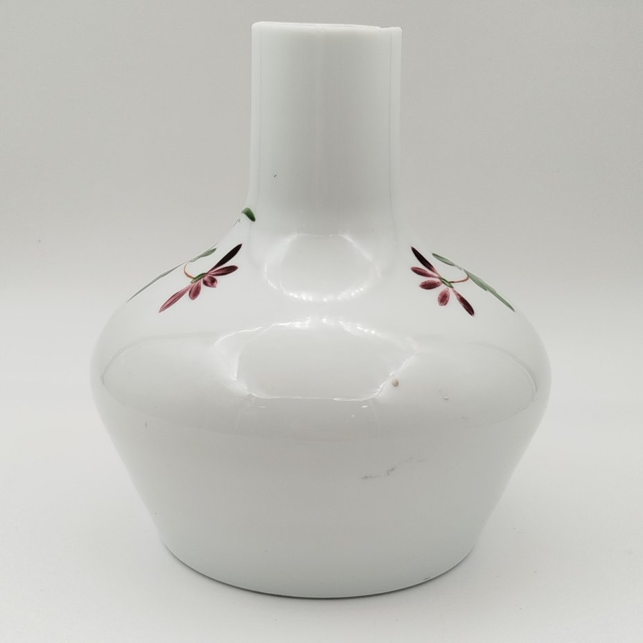 Ваза с широким туловом и растительным декором