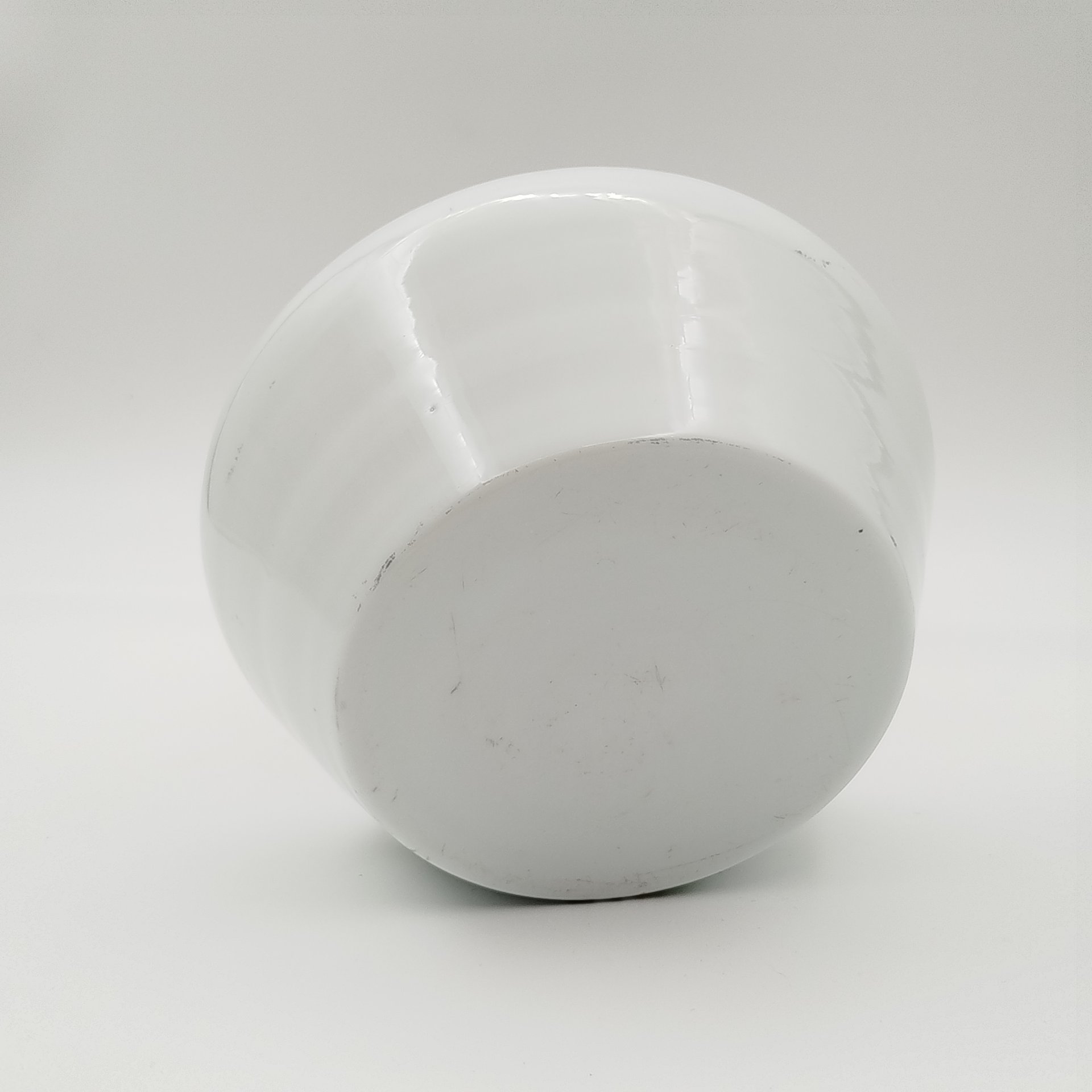 Ваза с широким туловом и растительным декором, стекло, молочное, роспись, Западная Европа, 1900-1950 гг.