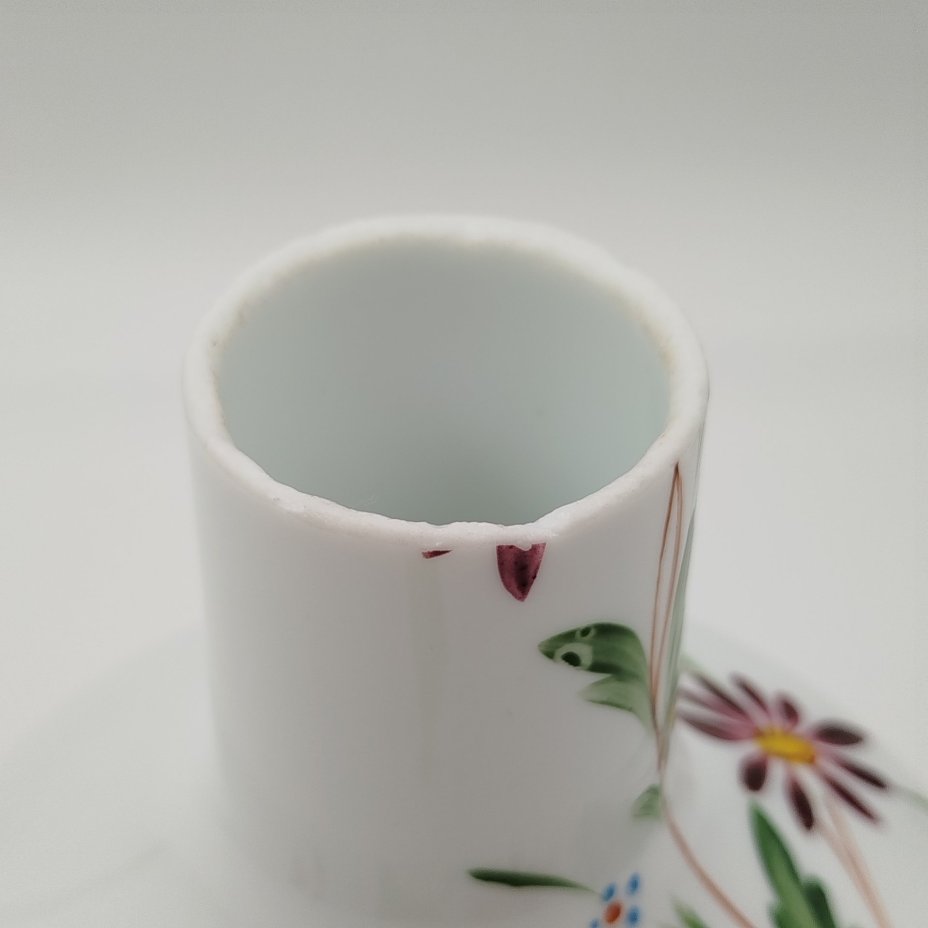 Ваза с широким туловом и растительным декором