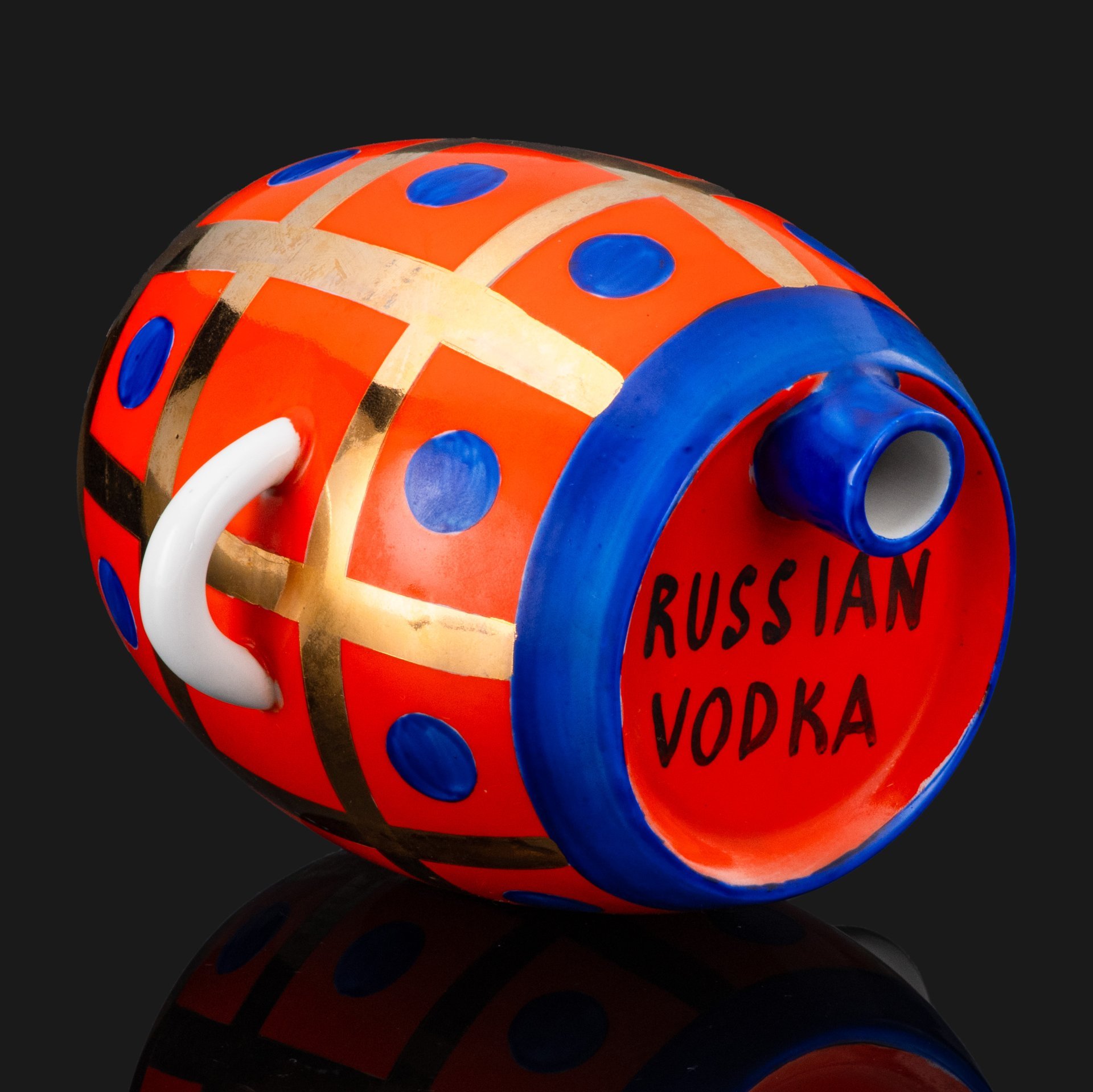 Штоф "Петровская" (Russian vodka) для Московского ликеро-водочного завода, художник П.В. Леонов, фарфор, крытье, роспись, золочение, Дулевский фарфоровый завод (Дулёво), СССР, 1960-1970 гг.