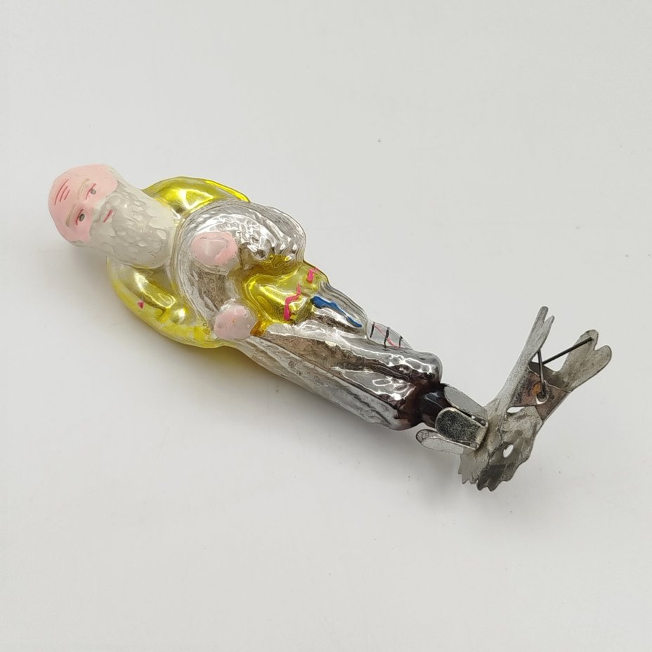 Ёлочная игрушка "Старик" из серии "Сказка о золотой рыбке" на прищепке, стекло, металл, роспись, Завод стеклянных ёлочных украшений и оптических изделий, г. Москва, СССР, 1950-1960 гг.