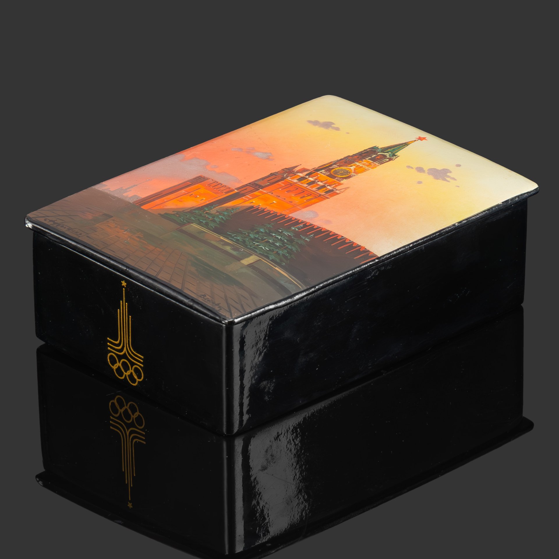 Шкатулка "Кремль" с олимпийской символикой, автор росписи Власова, папье-маше, роспись, лак, Федоскинская фабрика миниатюрной живописи (Федоскино), СССР, 1980 г.