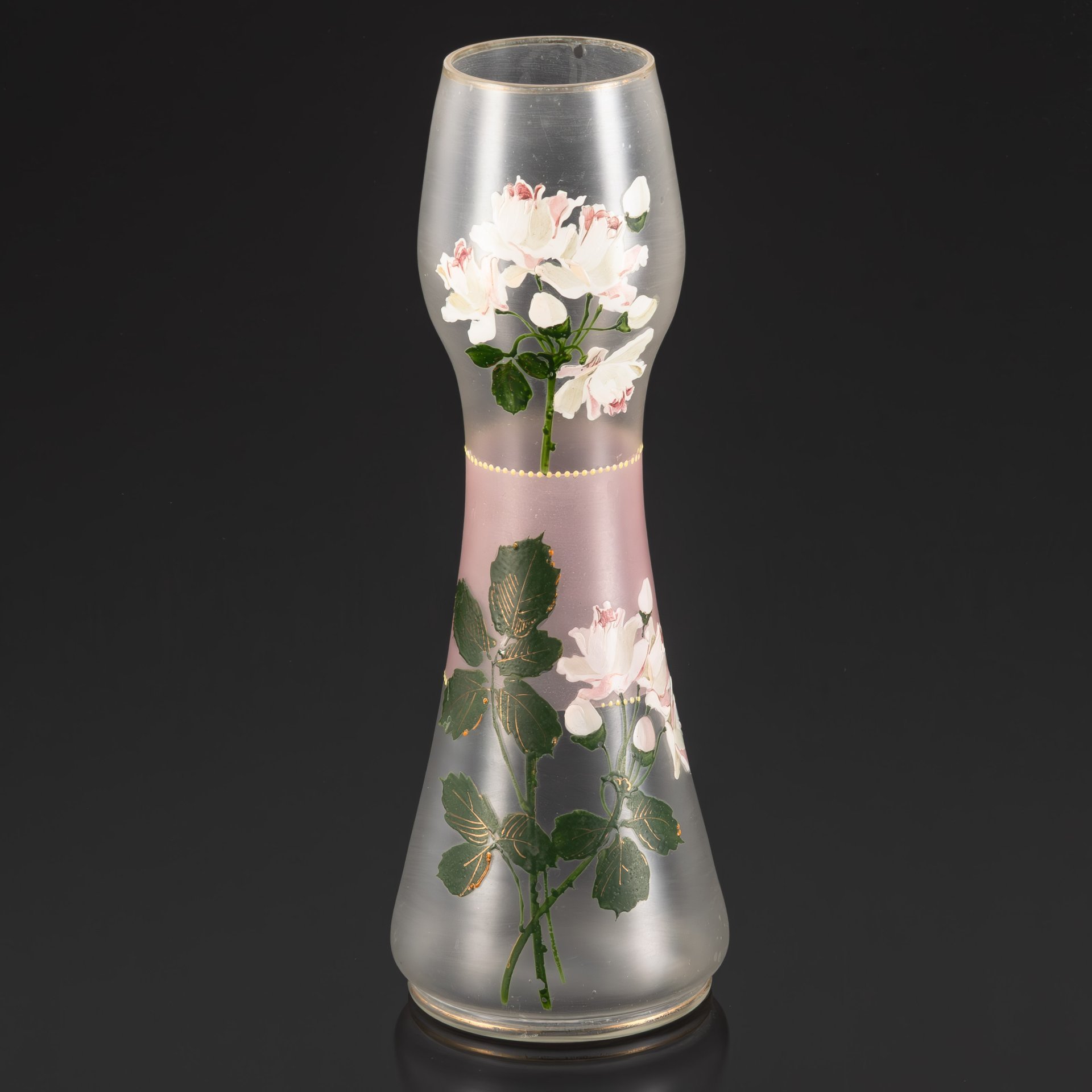Ваза, украшенная изображением белых роз, стекло, роспись эмалевыми красками, матирование, Европа, 1950-1970 гг.