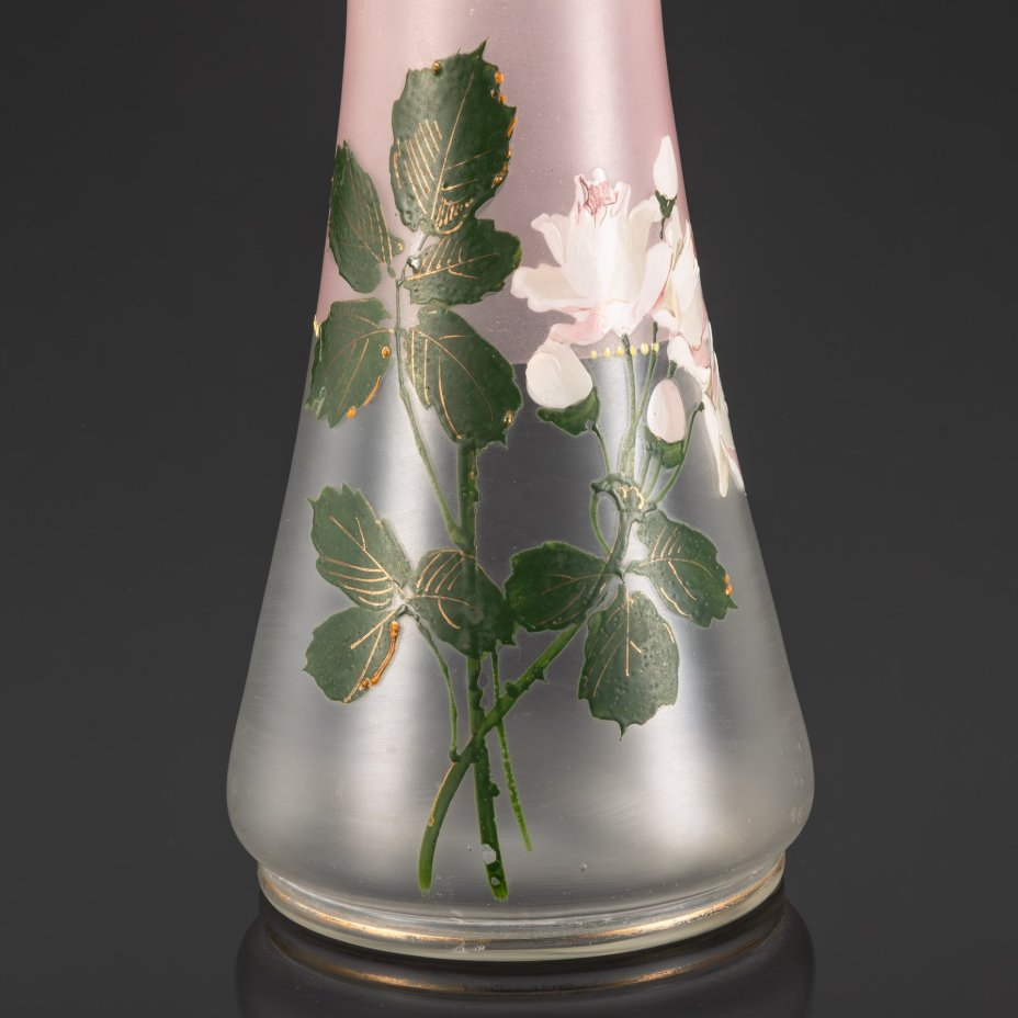 Ваза, украшенная изображением белых роз