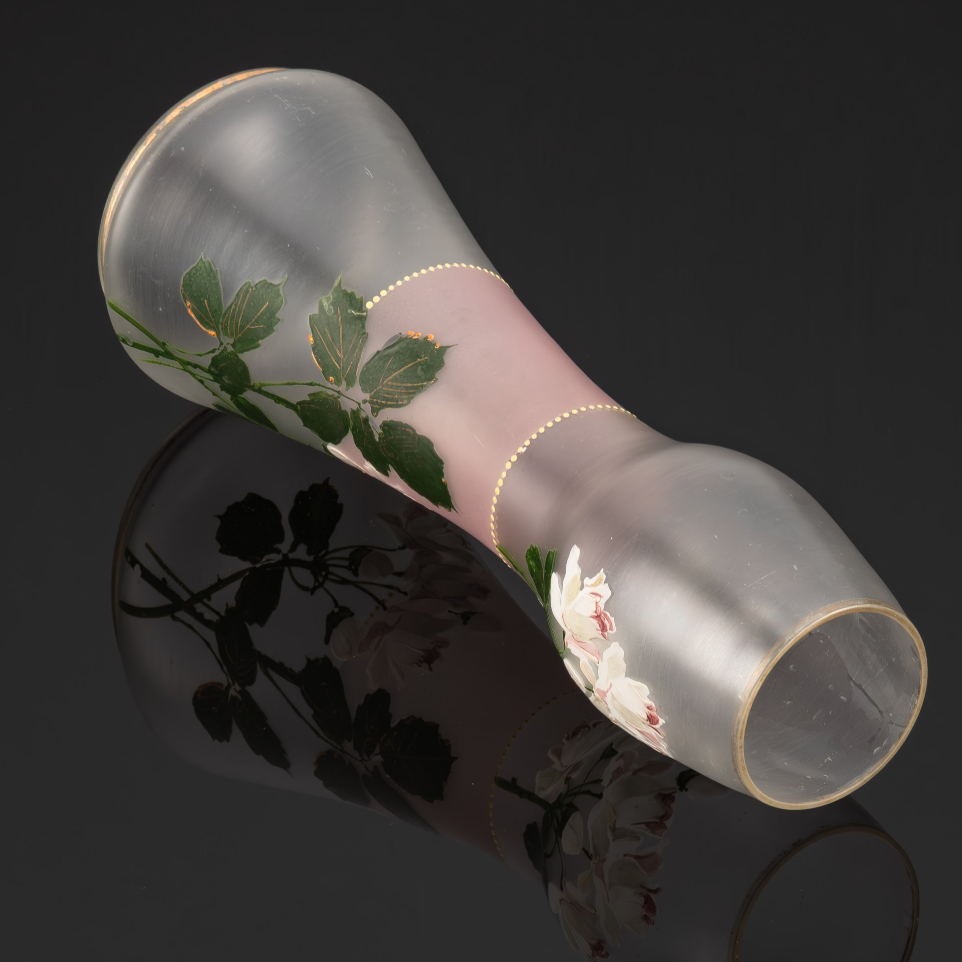 Ваза, украшенная изображением белых роз, стекло, роспись эмалевыми красками, матирование, Европа, 1950-1970 гг.