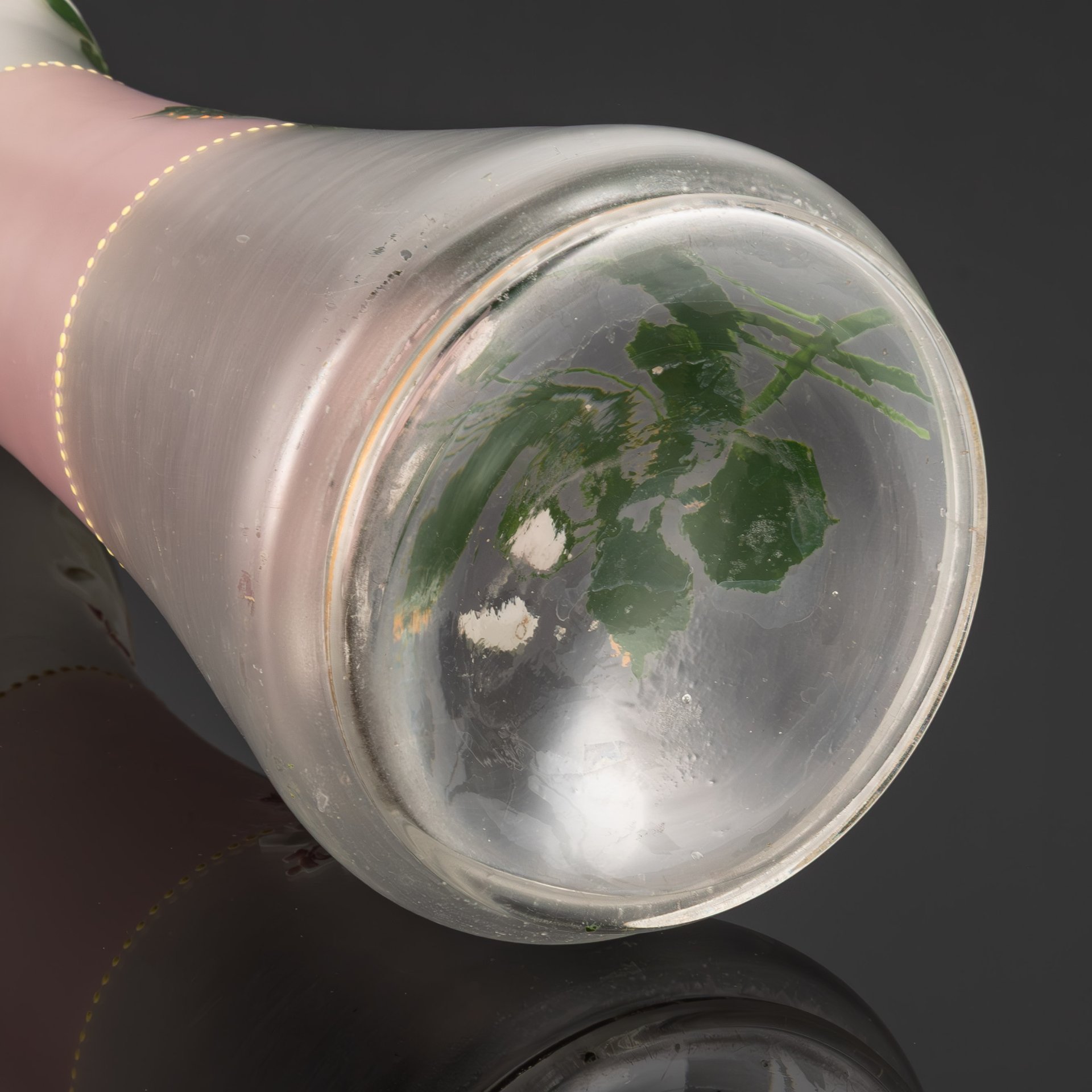 Ваза, украшенная изображением белых роз, стекло, роспись эмалевыми красками, матирование, Европа, 1950-1970 гг.