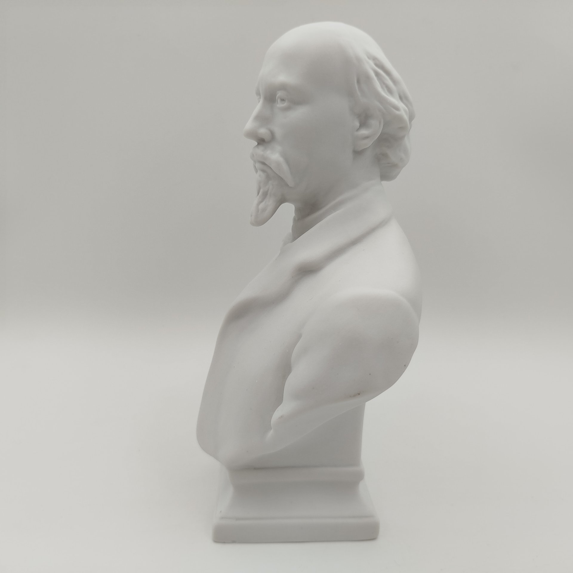 Бюст "А.Н. Некрасов", скульптор Л.Ю. Эйдлин, Ленинградский фарфоровый завод (ЛФЗ)