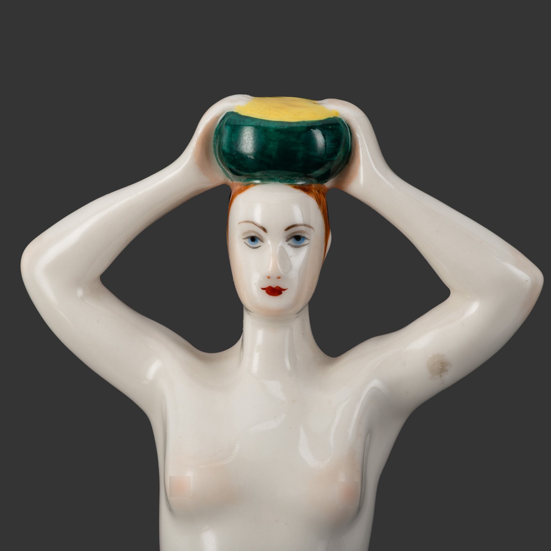 Статуэтка "Идущая с чашкой" ("Кариатида"), скульптор А.Т. Матвеев (поздний повтор), фарфор, роспись, Ленинградский фарфоровый завод (ЛФЗ), Российская Федерация, 1992-2001 гг.