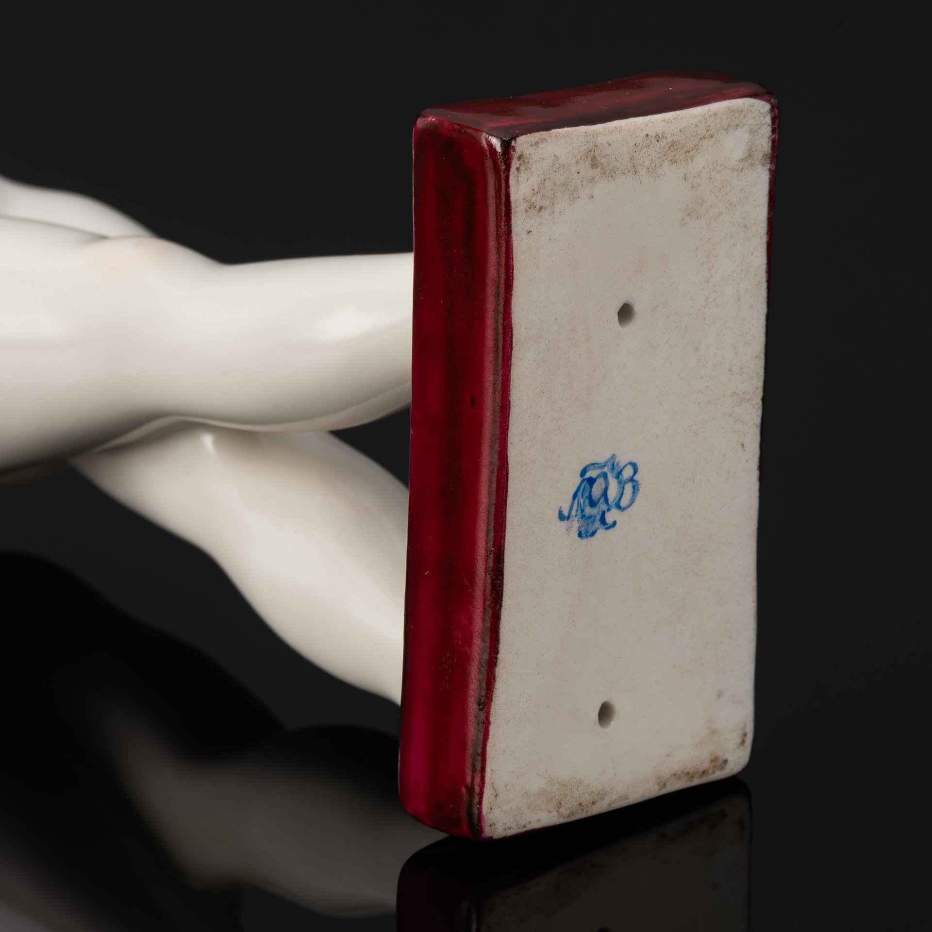 Статуэтка "Идущая с чашкой" ("Кариатида"), скульптор А.Т. Матвеев (поздний повтор), фарфор, роспись, Ленинградский фарфоровый завод (ЛФЗ), Российская Федерация, 1992-2001 гг.