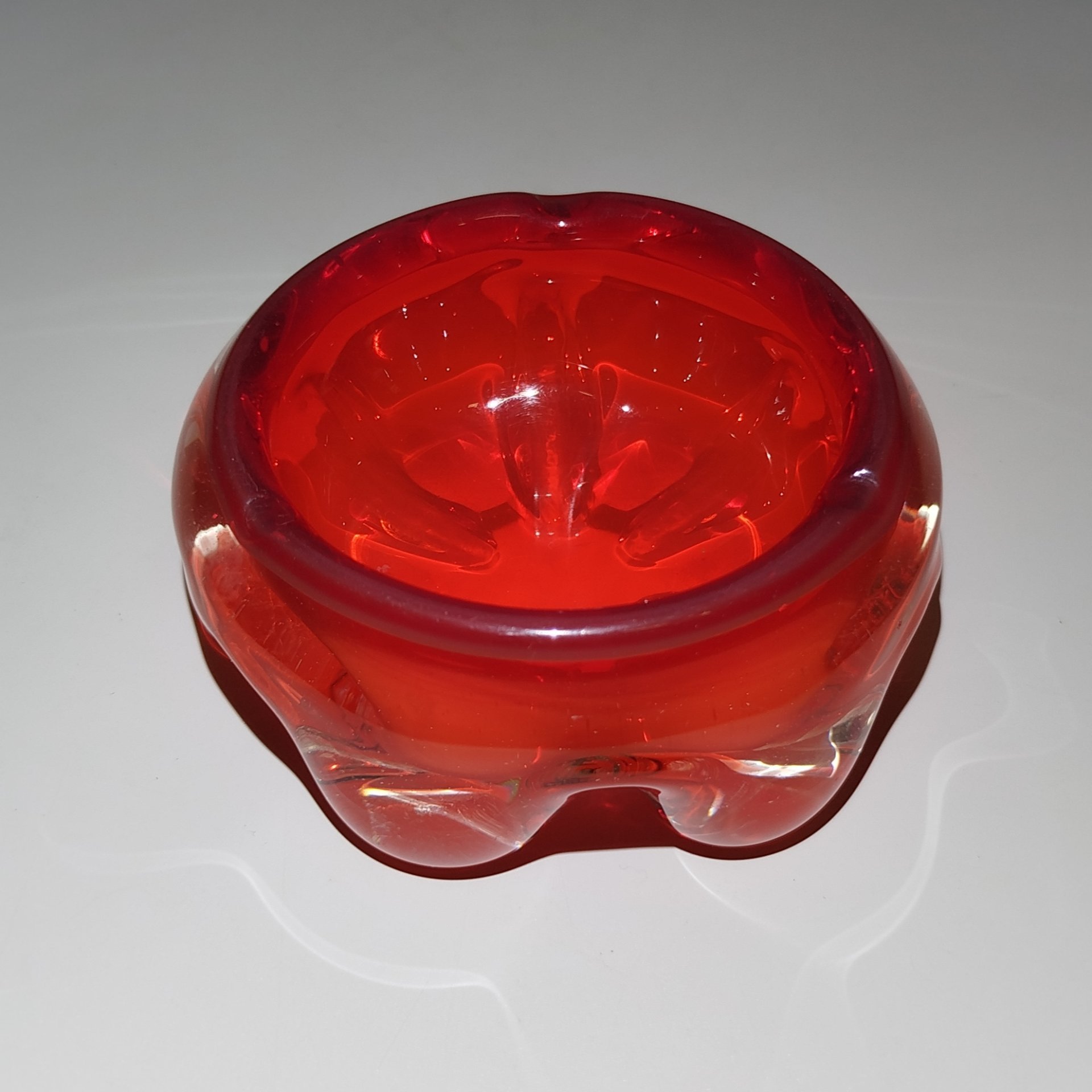 Пепельница красного оттенка, стекло, гутная техника, СССР, 1960-1980 гг.