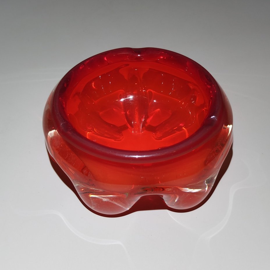 Пепельница красного оттенка, стекло, гутная техника, СССР, 1960-1980 гг.