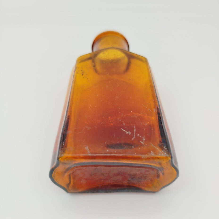 Флакон коричневого цвета с уплощенным туловом