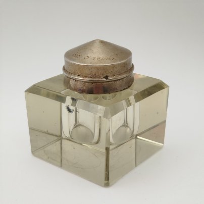 Чернильница квадратной формы с надписью "На счастье" на крышке