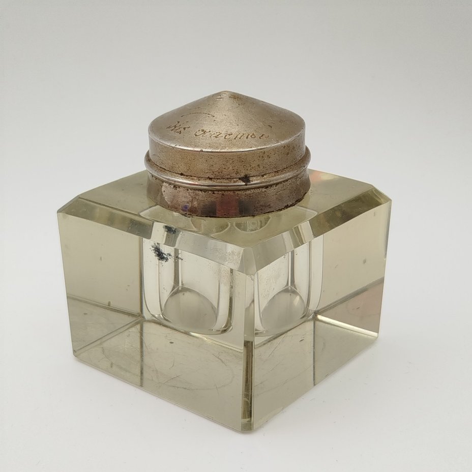 Чернильница квадратной формы с надписью "На счастье" на крышке