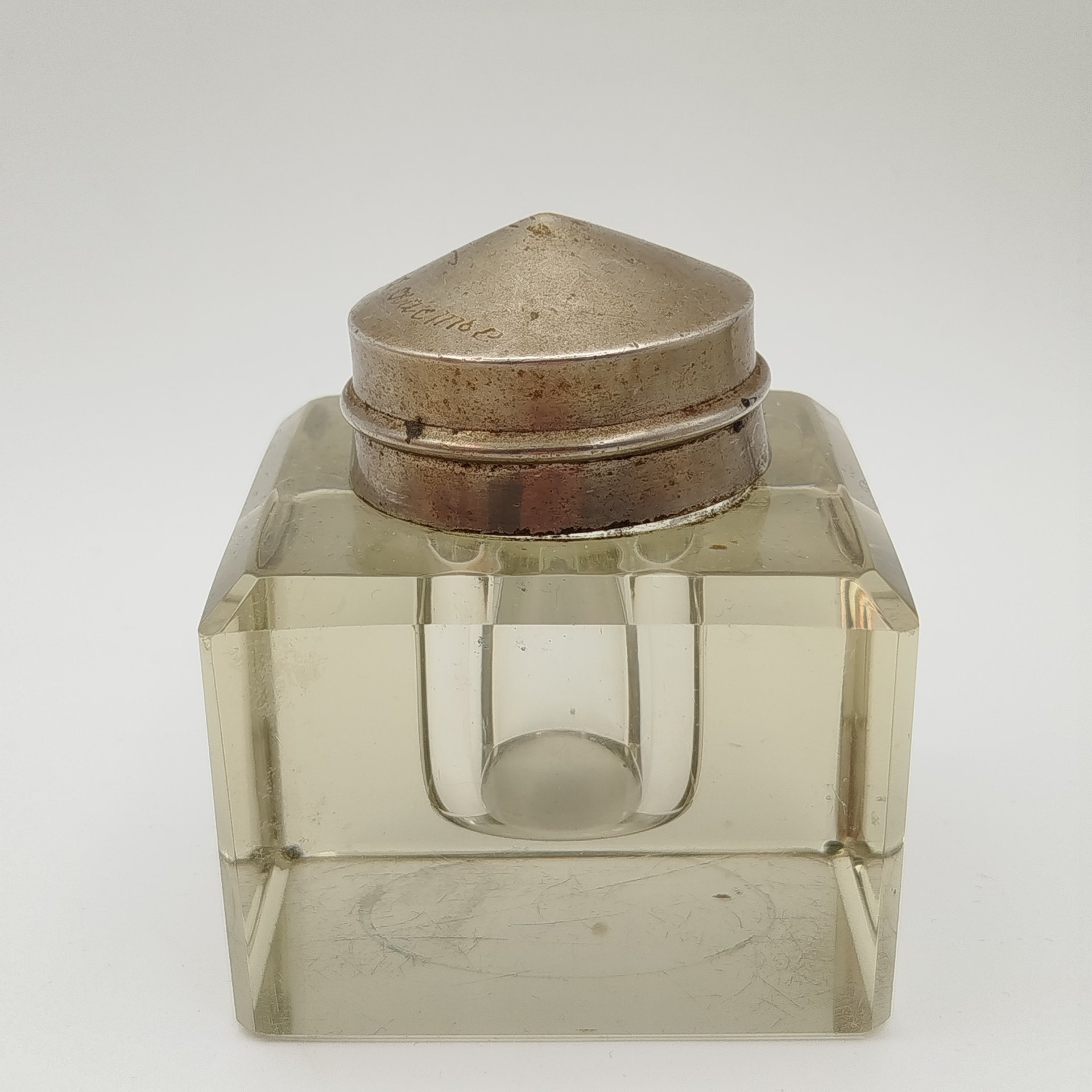 Чернильница квадратной формы с надписью "На счастье" на крышке