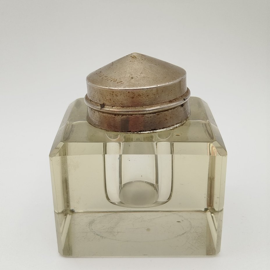 Чернильница квадратной формы с надписью "На счастье" на крышке