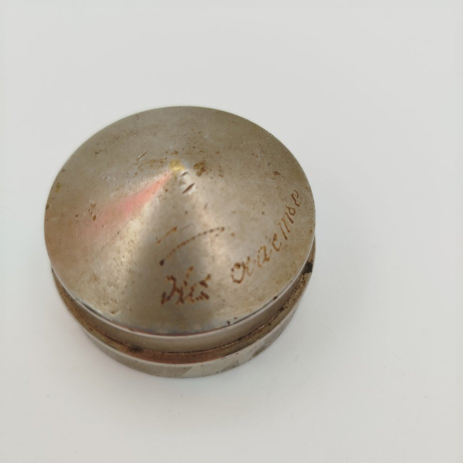 Чернильница квадратной формы с надписью "На счастье" на крышке