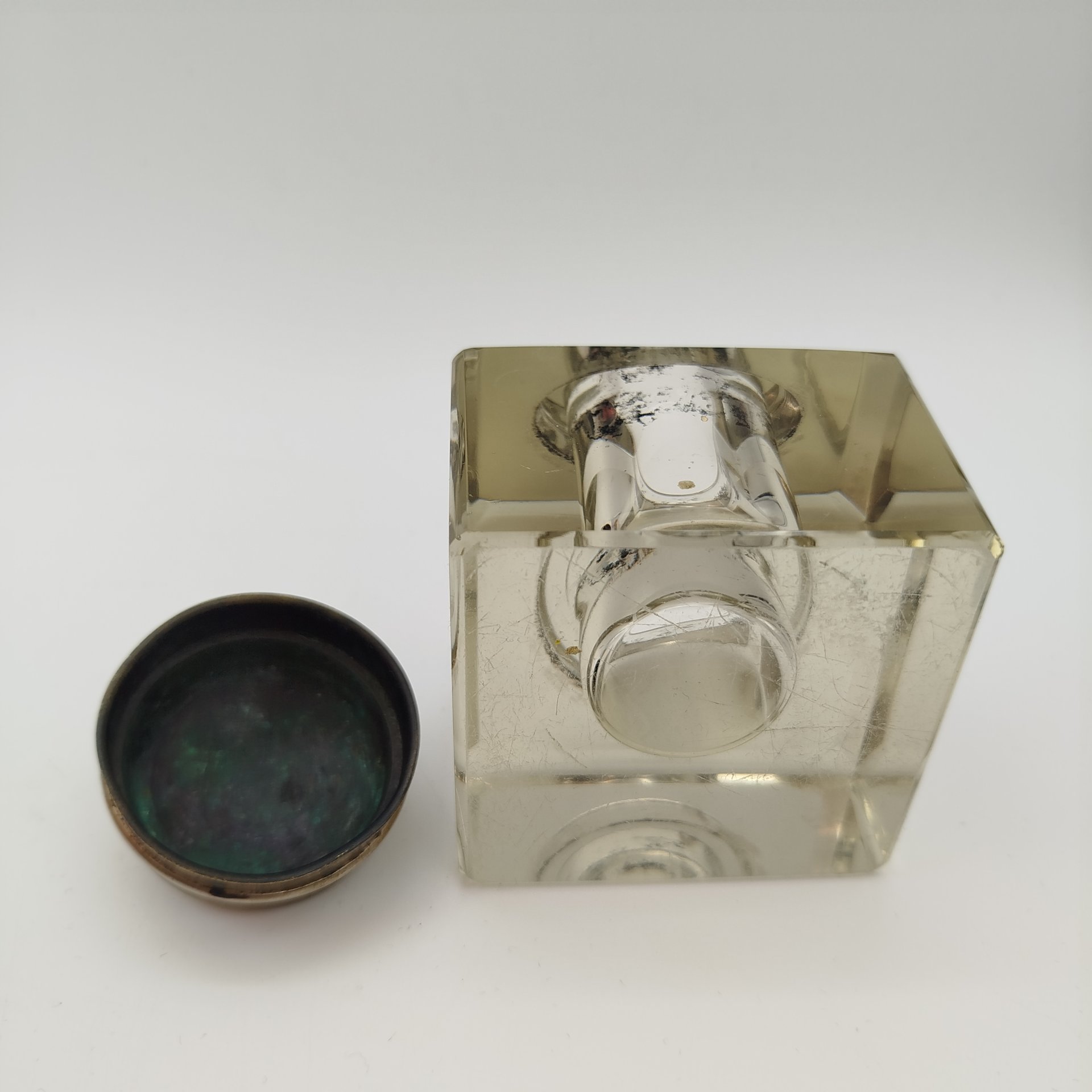 Чернильница квадратной формы с надписью "На счастье" на крышке