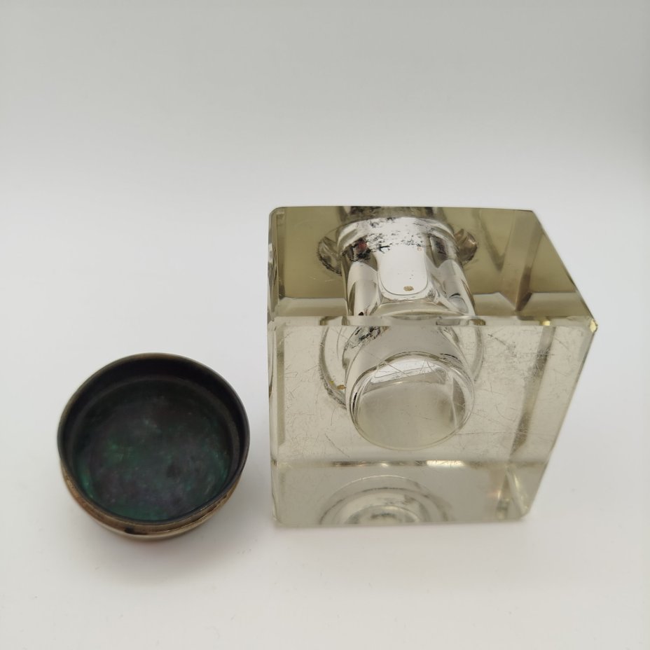 Чернильница квадратной формы с надписью "На счастье" на крышке