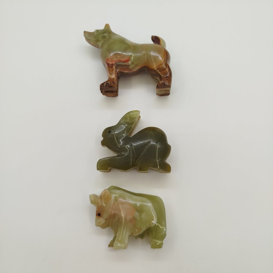 Набор из трех статуэток в виде животных китайского гороскопа(кролик, бык, собака)