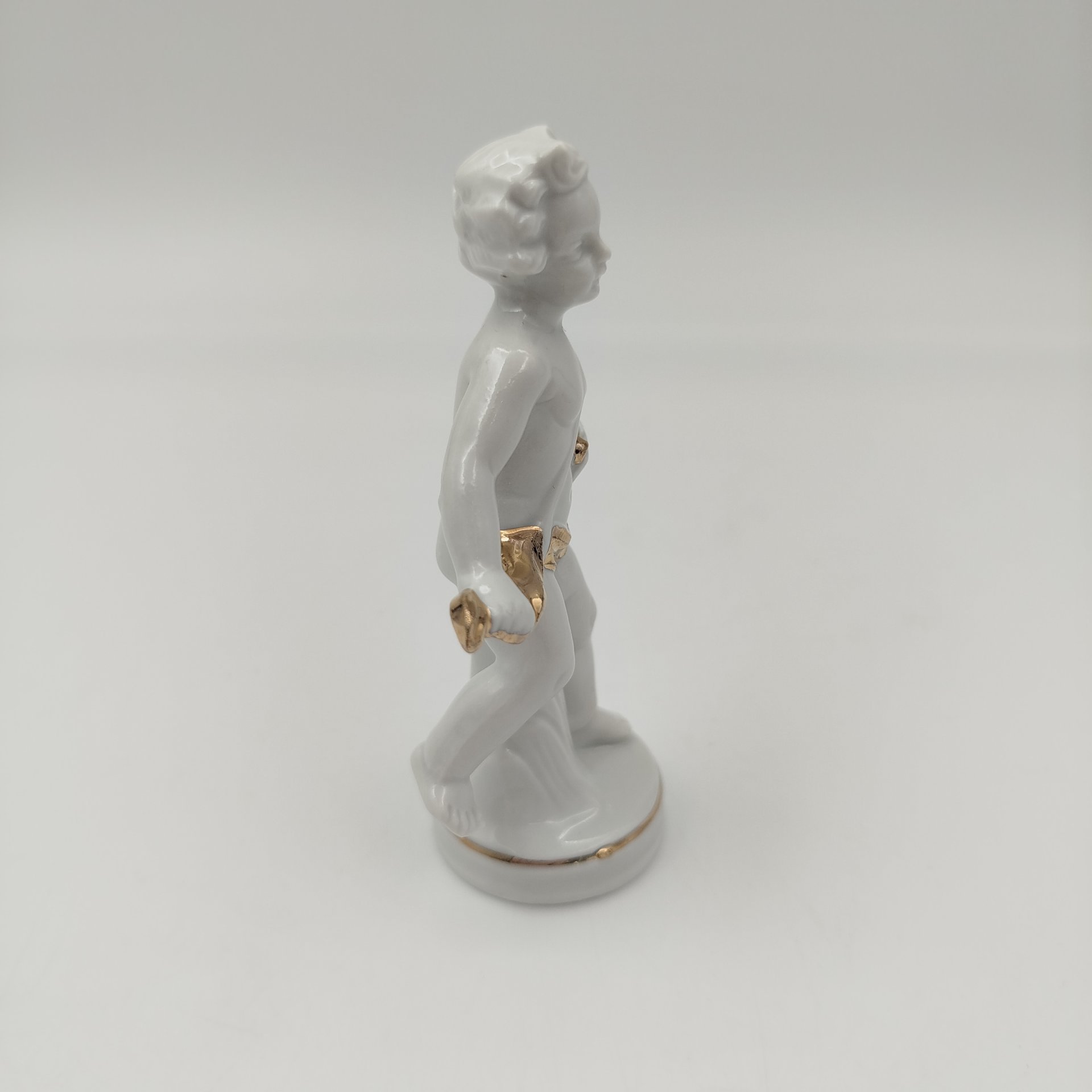 Статуэтка "Путти с золотой лентой", фарфор, золочение, VEB Porzellanfiguren Lippelsdorf (Липпельсдорф), ГДР, 1974-1990 гг.