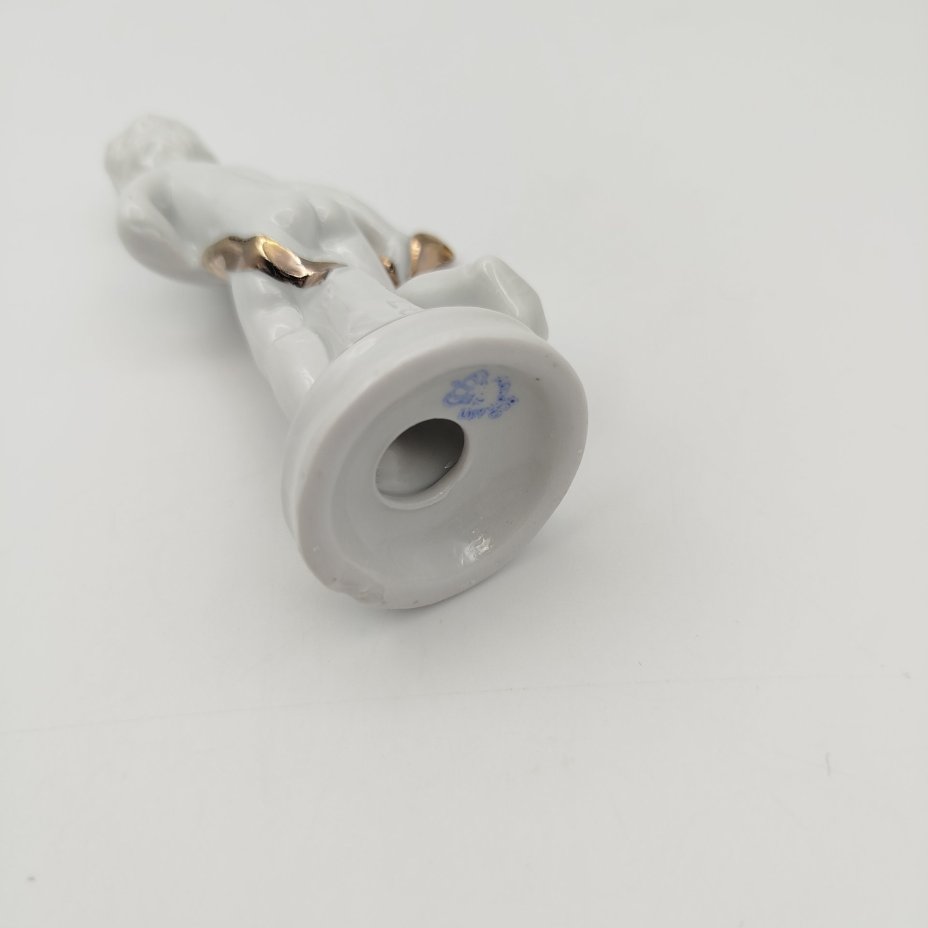 Статуэтка "Путти с золотой лентой", фарфор, золочение, VEB Porzellanfiguren Lippelsdorf (Липпельсдорф), ГДР, 1974-1990 гг.